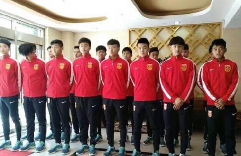 说罢，萧老太太厉声喝道：关门，家法伺候。